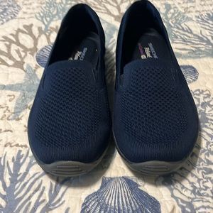 Sketchers Relaxed Fit Air Cooled Memory Foam- Like New. Size 7.5. Navy Blue